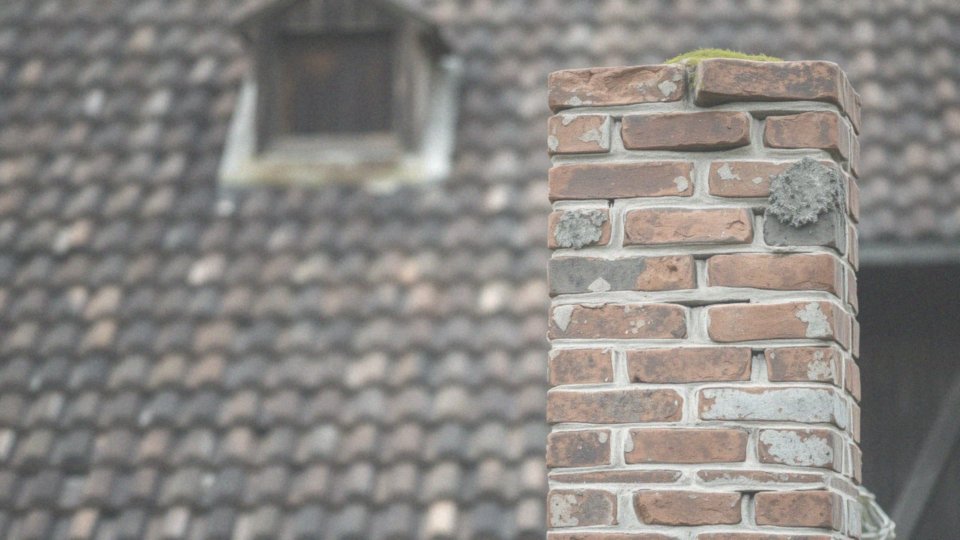 Jakie są najczęstsze usterki związane ze starymi kominami?