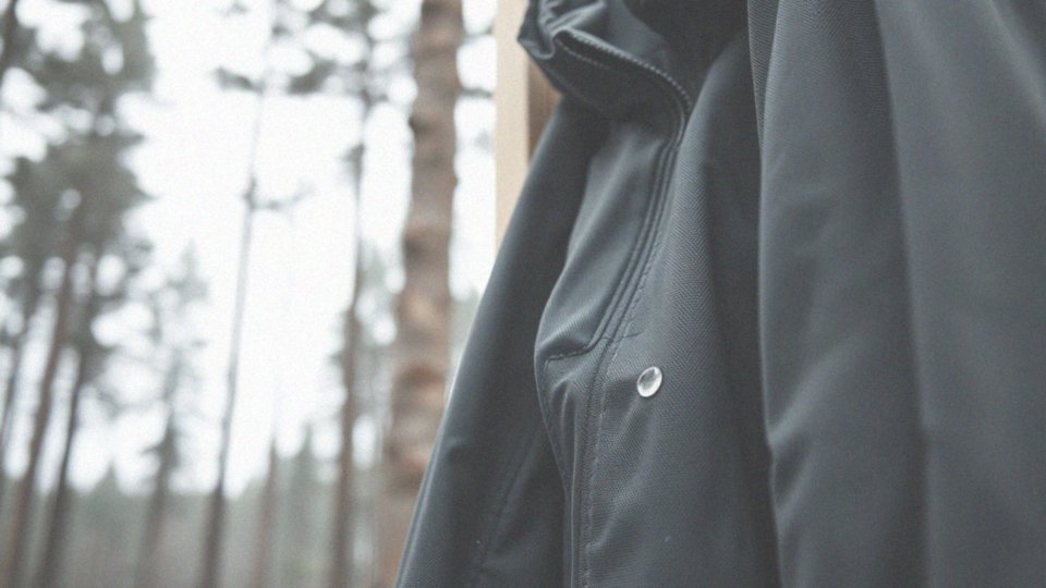 Jak kurtka outdoor męska chroni przed deszczem?